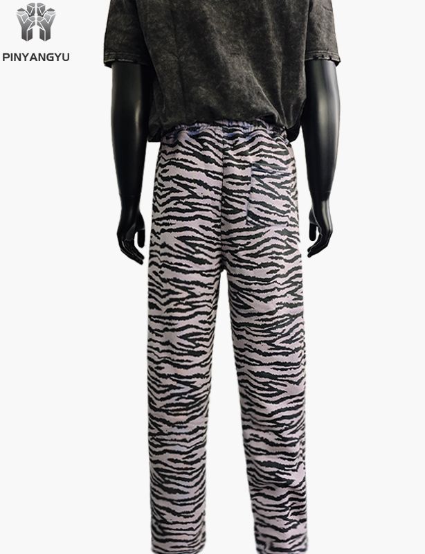 pantaloni con toppa ricamata e stampa a schermo intero