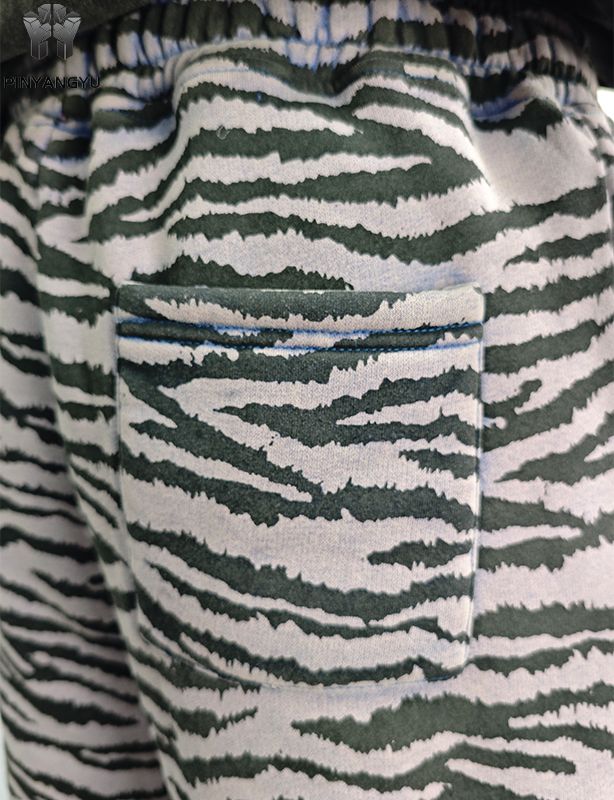 pantaloni con toppa ricamata e stampa a schermo intero