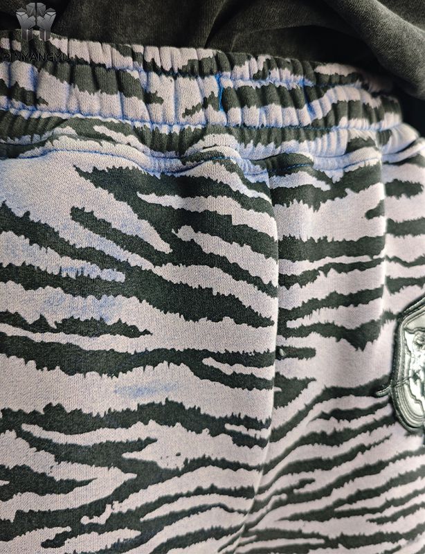 pantaloni con toppa ricamata e stampa a schermo intero