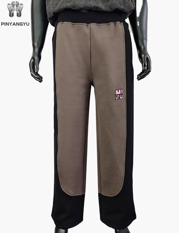 Pantaloni della tuta in tessuto giuntato con design ricamato