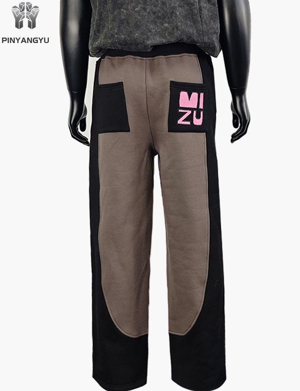 Pantaloni della tuta in tessuto giuntato con design ricamato