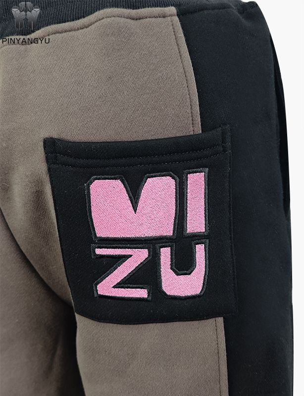 Pantaloni della tuta in tessuto giuntato con design ricamato