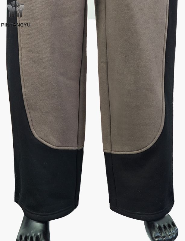 Pantaloni della tuta in tessuto giuntato con design ricamato